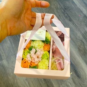 Pink mix also come in black mix with beautiful purple silk flowers .